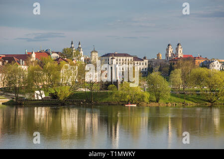 Voir à l'Île des larmes, Pradmestse Traetskae memorial (banlieue de la Trinité) et la haute-ville de Minsk, Biélorussie. La ville de Minsk, Bélarus au printemps. Banque D'Images