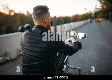 Pose de motards sur le hacheur en ville, vue avant Banque D'Images