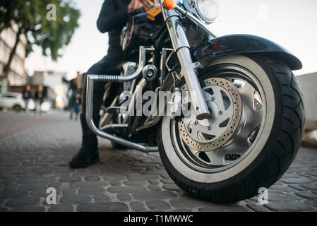 Pose de motards sur moto, vue avant du sol Banque D'Images