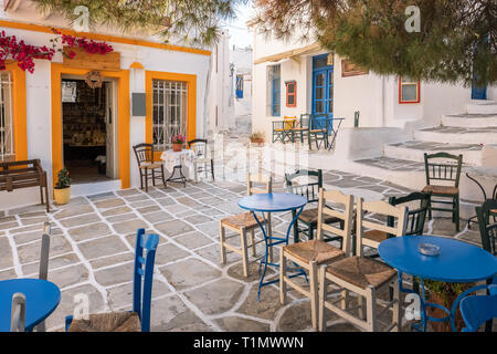 Café en plein air agréable à Lefkes village sur l'île de Paros, Cyclades, Grèce Banque D'Images