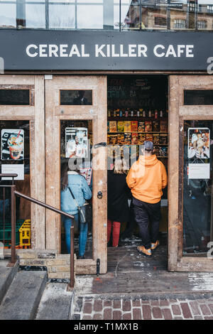 Londres, Royaume-Uni - 23 mars 2019 : Les gens qui entrent dans le café de céréales Killer à Camden, Londres, l'hôtel est le premier café de céréales. Banque D'Images