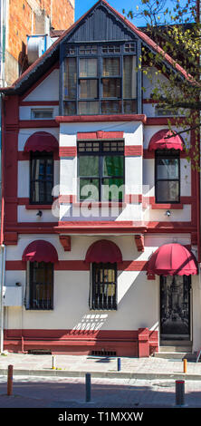 Blanc-rose chambre avec un design extérieur intéressant. Lieu touristique. Maison de fabuleux classique. Maison de deux étages avec combles. Banque D'Images