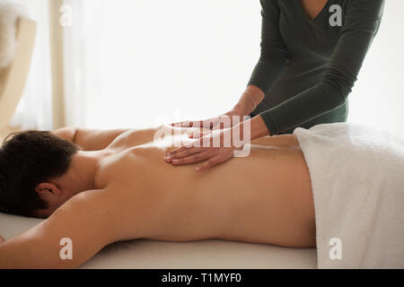 Man receiving back massage Banque D'Images