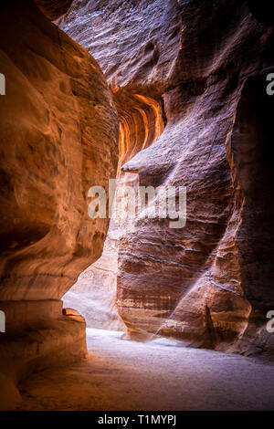 L'intérieur de l'itinéraire suggestif les canyons de grès menant au trésor de Petra, en Jordanie. Banque D'Images