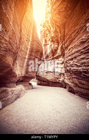 L'intérieur de l'itinéraire suggestif les canyons de grès menant au trésor de Petra, en Jordanie. Coucher du soleil la lumière. Banque D'Images