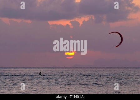 Beau paysage marin avec le kitesurf en Thaïlande Banque D'Images