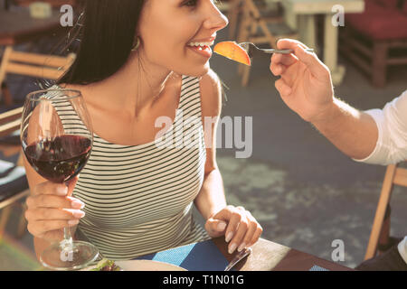 Belle dame aux cheveux longs portant grand verre de vin rouge Banque D'Images