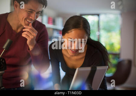 Photographers using digital tablet Banque D'Images