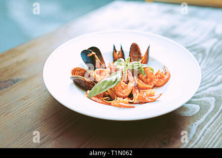 Repas italien avec une sauce tomate et fruits de mer sur plaque profonde Banque D'Images