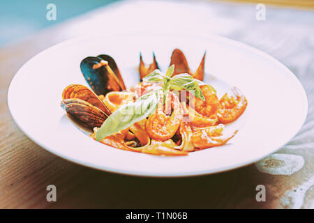 Lumineux et coloré avec des fruits de mer pâtes allongé sur une plaque en céramique Banque D'Images