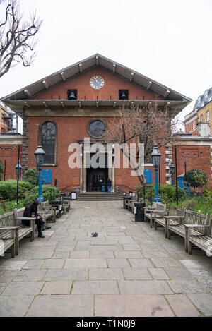 Les jardins et entrée arrière de l'Eglise Saint-Paul, Covent Garden, Londres, Angleterre, Royaume-Uni. Banque D'Images