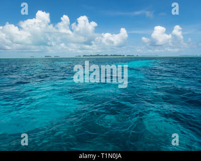 Belle étendue de mer tropical turquoise et blanc des nuages gonflés d'ensemble d'un paradis tropical Banque D'Images