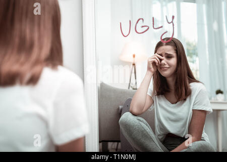 Le fait d'être déprimé à cause de la femme se sentir laid Banque D'Images