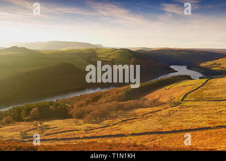 Vue sur Ladybower reservoir de Derwent Edge dans le Peak District anglais pris en fin de soirée Banque D'Images