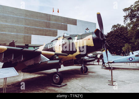 HO CHI MINH , VIETNAM- 23 novembre 2018 : l'ancienne et de l'hélicoptère à réservoir Vietnamese War Remnants Museum, musée de l'histoire conserver la preuve de temps de guerre pour Banque D'Images