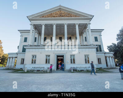 Mars 2019. Le Musée de la Villa Torlonia est inséré dans le parc, c'est visité, chaque jour, par de nombreuses personnes qui faire du sport, de l'étude ou à pied. Mars 2019 Banque D'Images