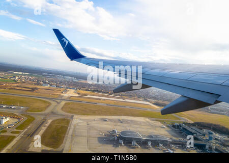 Bucarest, Roumanie - 9 mars 2019 : Blue Air avion au décollage de l'Aéroport International Henri Coanda à Otopeni ville, avec le bâtiment de l'aéroport visibl Banque D'Images