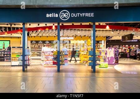 Lyon, France - 16 mars 2019 : Aelia Duty Free Shop à l'intérieur du terminal de l'aéroport international de Saint Exupéry. Vous pouvez acheter ici une large gamme de produits Banque D'Images