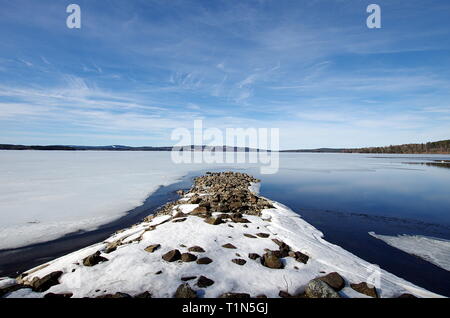 Sur les lacs de glace fondent et les arbres sont à nouveau une croissance,le printemps est dans l'air. Banque D'Images