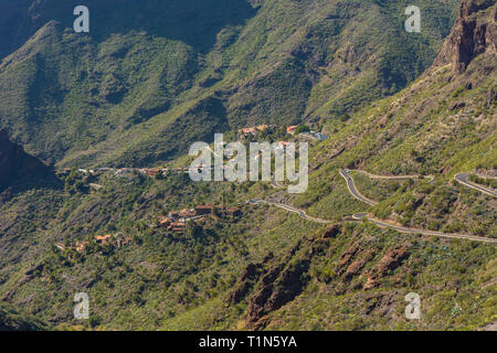 Village pittoresque entouré de collines verdoyantes de paysage volcanique. Masca, Tenerife. Banque D'Images
