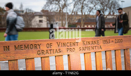 Dublin, Irlande - 11 Février 2019 : banc en bois où il est écrit à la mémoire de Vincent Kinane 1953 - 2000 dans le centre-ville par une journée d'hiver Banque D'Images