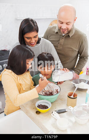 Family baking in kitchen Banque D'Images