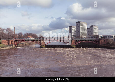 Glasgow green bridge weir sur un après-midi de printemps à Glasgow Banque D'Images