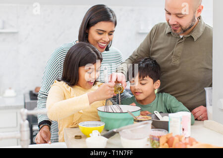 Family baking in kitchen Banque D'Images