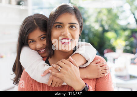 Portrait heureux, affectueux mother and daughter hugging Banque D'Images