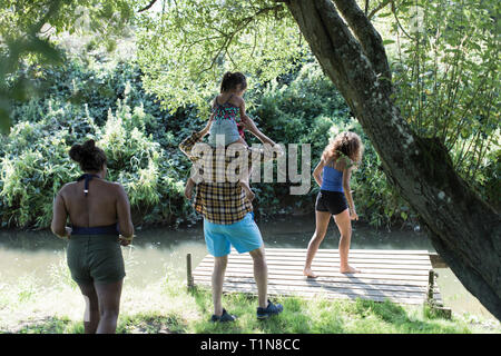 Famille le dock en flux à distance Banque D'Images