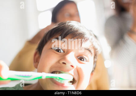 Portrait espiègle, silly boy se brosser les dents Banque D'Images