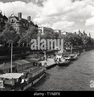 Années 1960, Westminster Pier, Victorian Embankment, London, England, UK. Touriste ou les bateaux de plaisance amarrés au port de Londres (PLA) jetty y compris la 'Belle' de Westminster. Banque D'Images