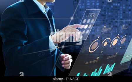 Code d'affaires virtuel moderne sur écran tactile, comme un accès à l'information sur la gestion du risque d'investissement et analyse du retour sur investissement Banque D'Images