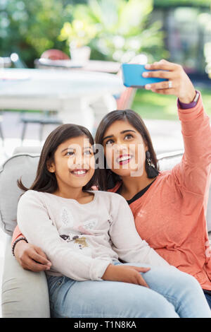 Mère et fille en tenant avec selfies téléphone appareil photo Banque D'Images