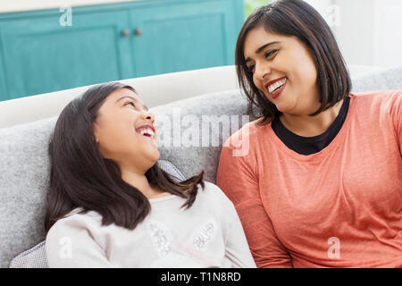 Happy mother and daughter laughing Banque D'Images