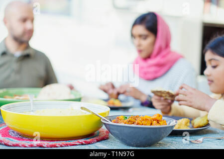 Family eating dinner at table Banque D'Images