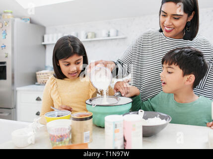 Mère et enfants baking in kitchen Banque D'Images
