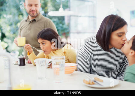 Prendre le petit-déjeuner familial affectueux Banque D'Images