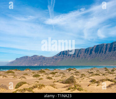 Sur la plage de Famara Lanzarote, îles Canaries, Espagne Banque D'Images