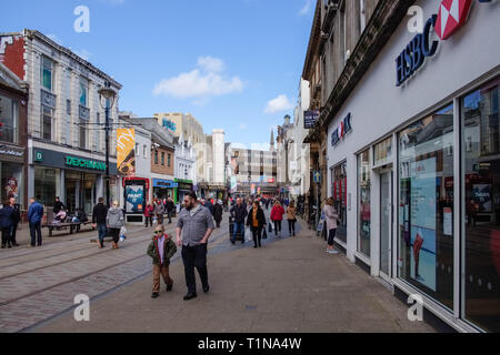 Dundee, Écosse, Royaume-Uni - 23 mars 2019 : les gens très commerçante dans le centre-ville de Dundee en Ecosse bien que de nombreux locaux commerciaux étaient vides. Banque D'Images