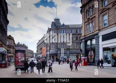 Dundee, Écosse, Royaume-Uni - 23 mars 2019 : les gens très commerçante dans le centre-ville de Dundee en Ecosse bien que de nombreux locaux commerciaux étaient vides. Banque D'Images