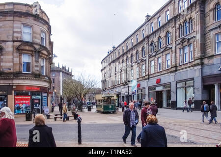 Dundee, Écosse, Royaume-Uni - 23 mars 2019 : les gens très commerçante dans le centre-ville de Dundee en Ecosse bien que de nombreux locaux commerciaux étaient vides. Banque D'Images