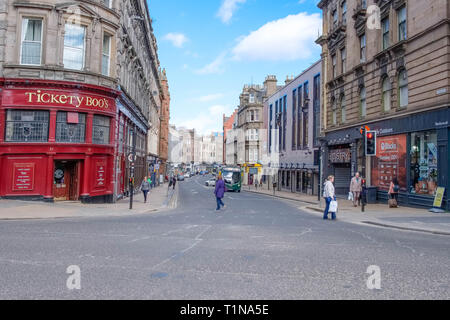 Dundee, Écosse, Royaume-Uni - 23 mars 2019 : Certaines personnes très commerçante dans Seagate dans le centre-ville de Dundee en Ecosse avec de nombreux magasins de détail comme vide p Banque D'Images