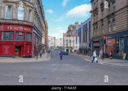 Dundee, Écosse, Royaume-Uni - 23 mars 2019 : Certaines personnes très commerçante dans Seagate dans le centre-ville de Dundee en Ecosse avec de nombreux magasins de détail comme vide p Banque D'Images