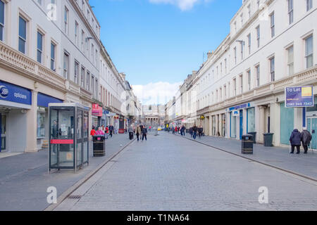 Dundee, Écosse, Royaume-Uni - 23 mars 2019 : la réforme de la recherche de Street dans le centre-ville de Dundee en Ecosse avec boutiques vides comme parcs commerciaux prendre busines Banque D'Images