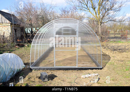 L'installation de serres en polycarbonate. Les émissions pour la maison jardin. Banque D'Images