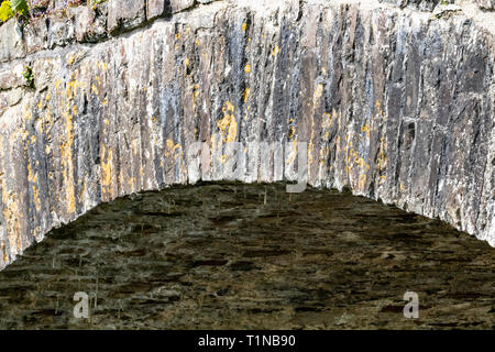 Close Up Detail des maçonneries, dessous et la construction d'une Arche d'Taddiport Pont au-dessus de la rivière Torridge. Banque D'Images