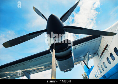 Gros plan d'une hélice moteur avion. Teal et orange photo filtre. Banque D'Images