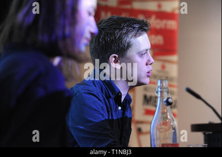 Londres, Angleterre. 16 mars, 2019. Owen Jones, journaliste, écrivain et activiste, réponses aux questions du public discours lors de l'ouverture sess Banque D'Images