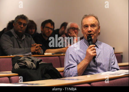 Londres, Angleterre. 16 mars, 2019. Un membre de l'auditoire pose une question à l'orateur principal, Owen Jones, journaliste, écrivain et militant, à l'op Banque D'Images